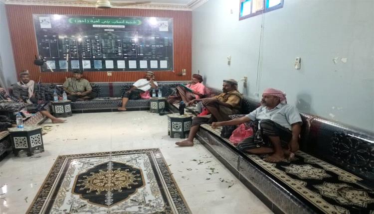 مدير عام أحور يجتمع بالشخصيات الاجتماعية والقبلية لمناقشة حماية المشاريع التنموية بالمديرية