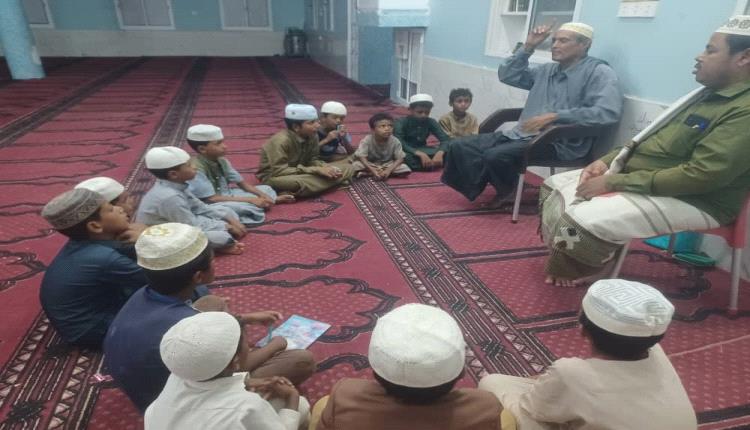 رئيس منتدى أحور الثقافي يتفقد الحلقات التعليمية في مسجد المشهور بقرية أمبسطي