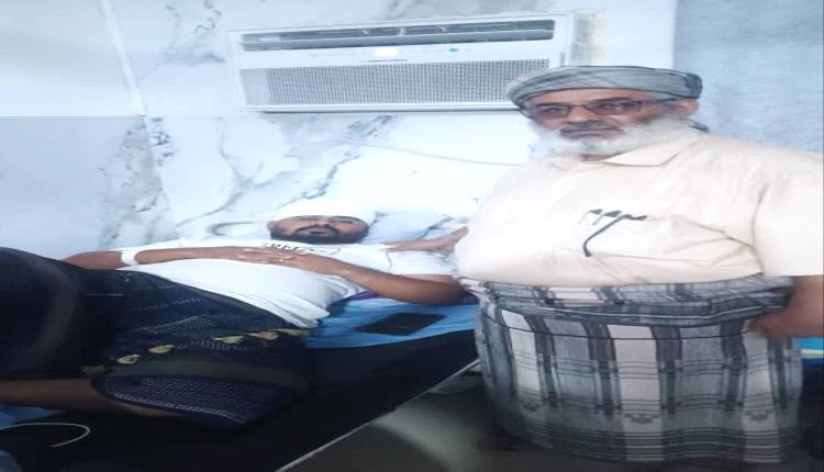 الشيخ صالح عبادي بن جراش يزور الجريح البطل علي الكلدي