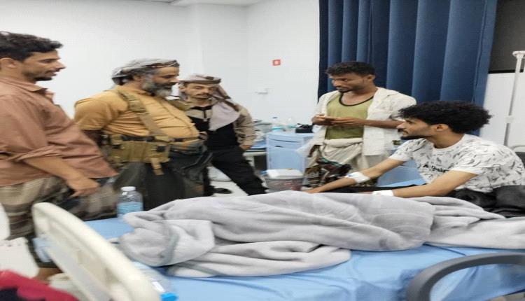 قائد اللواء 13 إسناد "أبو سيف الردفاني" يتفقد جرحى قوات الإسناد ويستمع لاحتياجاتهم الصحية
