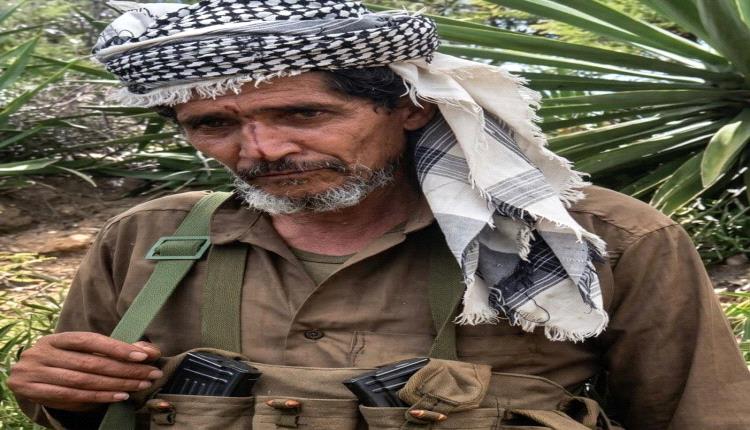 الله أكبر.. شيخ في الميدان يكتب بدمه معنى الرجولة والثبات