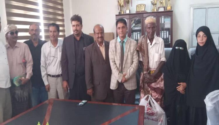 مدير تربية أبين يكرم ثلاثة من معلميه تقديراً لعطائهم ومكانتهم