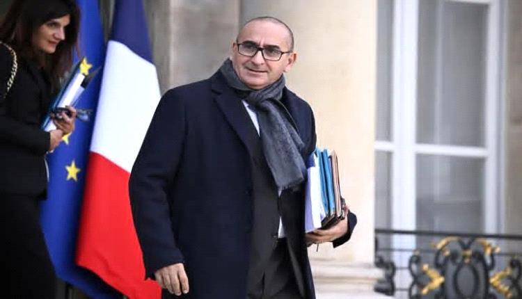 وزير الداخلية الفرنسي يقر بفقدان السيطرة على أعمال الشغب وماكرون يرفض استقالته