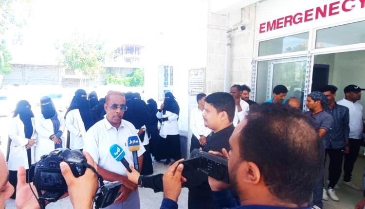 طواقم التمريض بمستشفى الغيضة ينظمون وقفة احتجاجية للمطالبة برواتبهم المتأخرة والحوافز