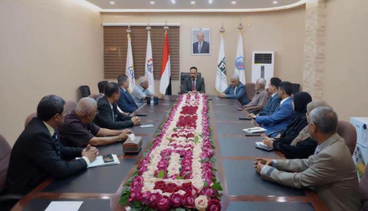 وزير الأشغال يوقع خمسة عقود لصيانة وإعادة تأهيل طرق حيوية في أربع محافظات