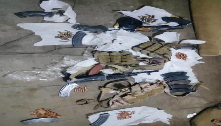 قوات درع الوطن تضبط سيارة محمّلة بأسلحة وذخائر غير مرخّصة في نقطة الدمخ بالمهرة