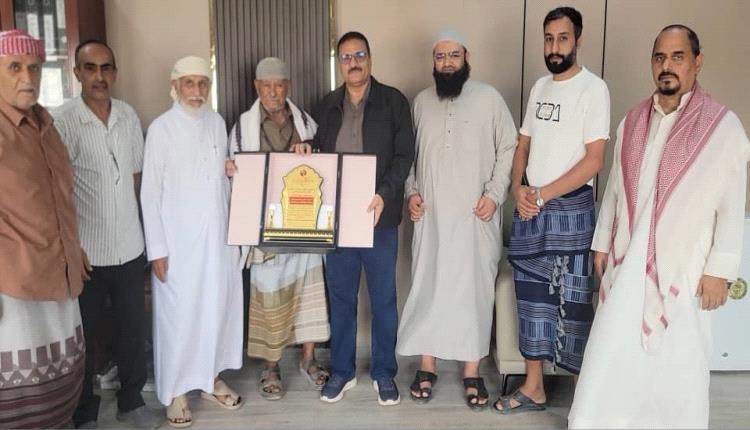 نظير جهوده في إنشاء مدرسة الفقيد قاسم الحوثري..مدير عام البريقة يتسلم درعاً تكريمياً من أهالي حي الشهيد أبو اليمامة بمديرية المنصورة