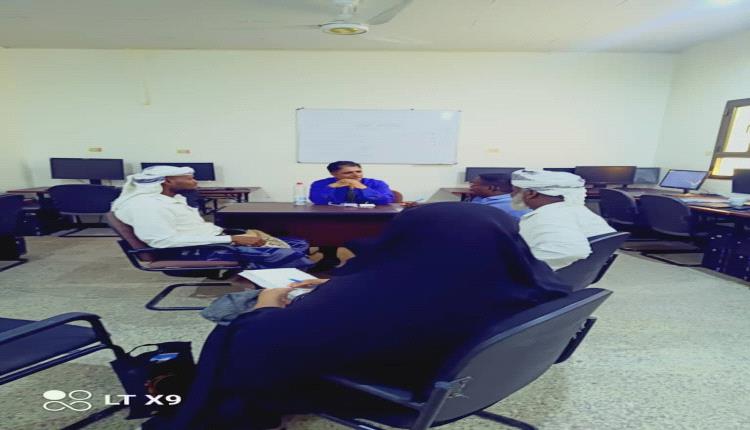 مدير تربية أبين يلتقي لجنة المعلمين المتطوعين في خنفر وزنجبار ويناقش مطالبهم
