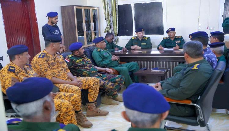 عقب اجتماع أمني موسّع بأبين.. وكيل وزارة الداخلية ينفّذ زيارات ميدانية لعدد من الوحدات والمعسكرات لتفقد الجاهزية وتنفيذ التوجيهات الأمنية