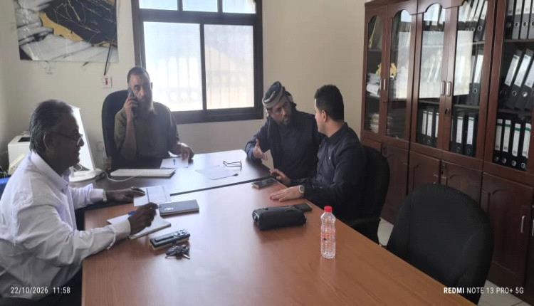 مدير عام خنفر ومديرا الأشغال والزراعة والري بأبين يبحثون مع مشروع الأشغال العامة تنفيذ مشاريع الري والبنية التحتية