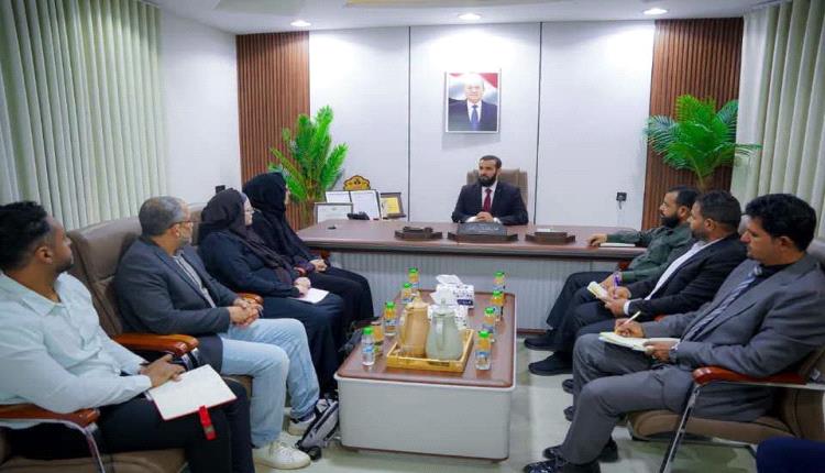 محافظ أبين يلتقي بعثة اللجنة الدولية للصليب الأحمر ويشيد بتدخلاتها الإنسانية.