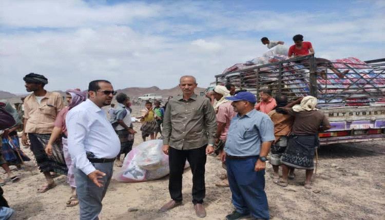 برعاية محافظ لحج.. تسيير قافلة إغاثية غذائية وإيوائية للنازحين في وادي "شعبو" بمديرية المضاربة