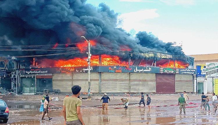 حريق يندلع في محل تجاري بخط المحافظ في المنصورة بالعاصمة عدن