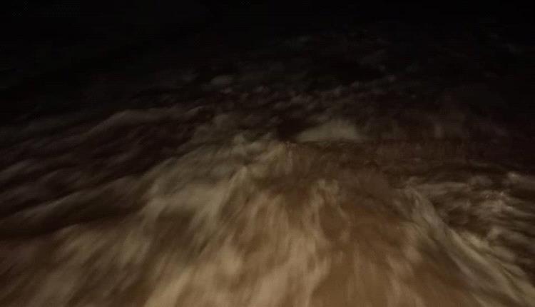 سيول جارفة تتدفق في وادي أحور وتقطع الطريق الدولي بين حضرموت وعدن