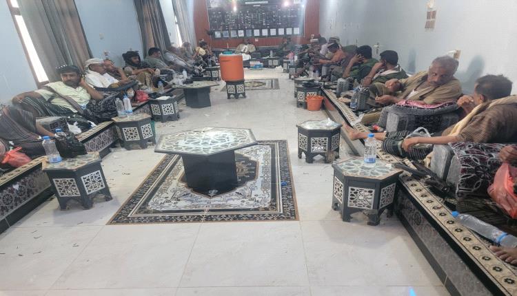 مدير عام أحور يعقد اجتماعًا طارئًا مع القيادات الأمنية والعسكرية والمشايخ لمناقشة تداعيات جريمة القتل في الخط الساحلي