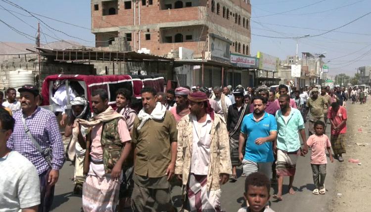 انتقالي أبين يشيع جثمان المناضل صالح ناجي بن عطاف في موكب جنائزي حاشد بمديرية خنفر