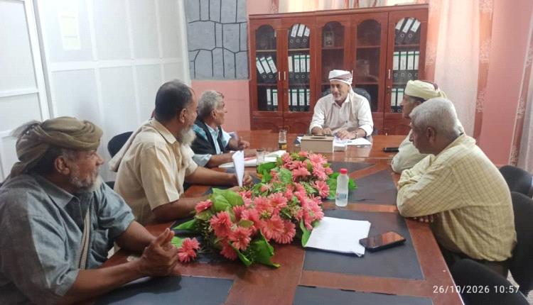 مدير عام زنجبار يناقش مع نقابة النقل خط زنجبار- عدن تنظيم الفرز وتحصيل الموارد المحلية
