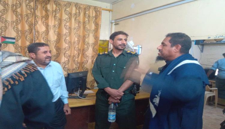 خنفر.. حين تنزل السلطة إلى شباك المواطن