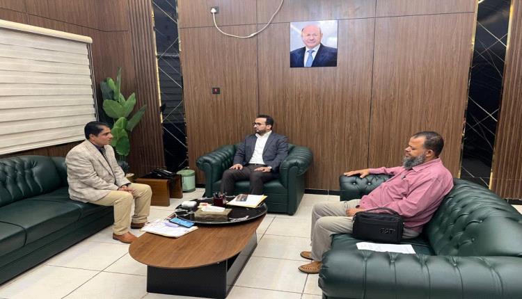 وزير الخدمة المدنية والتأمينات يلتقي مدير عام تربية أبين ويناقش معه الأوضاع الوظيفية لمعلمين أبين