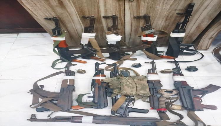 أمن العاصمة عدن يضبط 11 مخالفا ويصادر أسلحتهم الشخصية خلال ملاحقة مطلقي النار في الأعراس.