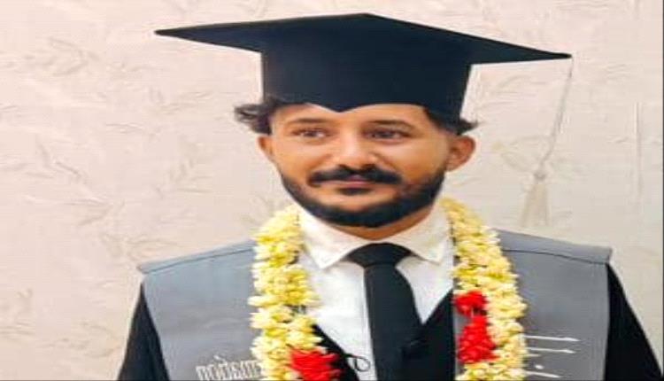 النقيب سمير نصر  البوبكري أبو راكان يهنئ الطالب صلاح عبد الحبيب بمناسبة تخرجه