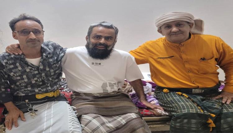 مدير مكتب إعلام خنفر والتربوي أحمد عبدالله العمري يزوران الإعلامي هزاع العمري للاطمئنان على صحته