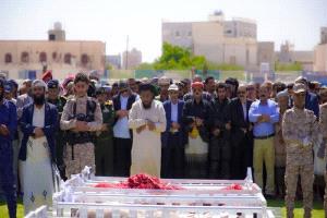 يتقدمهم المحافظ بن الوزير.. تشييع رسمي وشعبي مهيب لجثامين 75 شهيدًا من منتسبي الأمن ضحايا العملية الإرهابية بشبوة