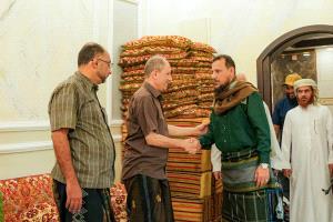 محافظ العاصمة عدن يؤدي واجب العزاء لأسرة المهندس فتحي السقاف