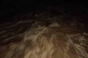 سيول جارفة تتدفق في وادي أحور وتقطع الطريق الدولي بين حضرموت وعدن