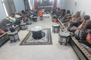 مدير عام أحور يعقد اجتماعًا طارئًا مع القيادات الأمنية والعسكرية والمشايخ لمناقشة تداعيات جريمة القتل في الخط الساحلي