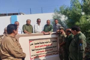 مدير عام المعلا يضع حجر الأساس لمشروع ترميم وبناء غرفتين بمركز شرطة المديرية بتمويل من السلطة المحلية