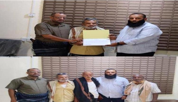 مدير عام أراضي أبين يكرّم ثلاثة موظفين تقديرًا لعطائهم وانضباطهم الوظيفي