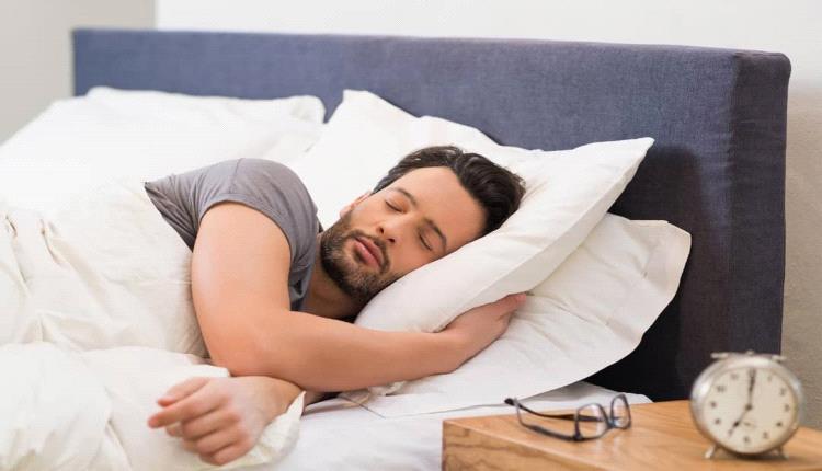 الاستيقاظ متعبًا رغم النوم.. أسباب خفية قد تسرق طاقة الصباح