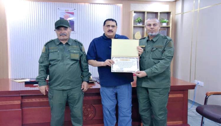 مدير أمن عدن يكرم أفراد البحث الجنائي بشرطة بئر فضل تقديرا لجهودهم في إعادة فتاة واستعادة مبالغ ومصوغات ذهبية.