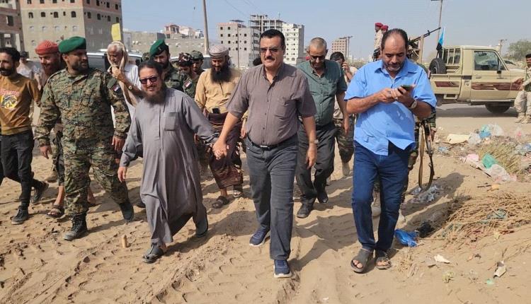 مدير عام البريقة يدشن أعمال شق وفتح شارع التسعين
