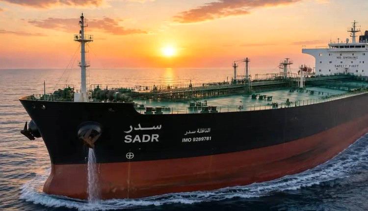 عُمان تُجلي 16 فردًا من طاقم ناقلة سعودية بعد تعرضها لهجوم في مضيق هرمز