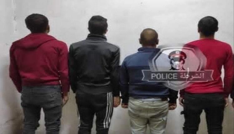 تعز..ضبط 4 أشخاص بعد الاشتباه بهم في سوق السمسره وإحالتهم إلى الجهات المختصة