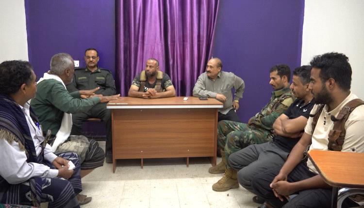 محافظ الضالع يترأس اجتماعاً أمنياً طارئاً ويُعلن حالة الطوارئ في المدينة على خلفية جرائم التقطع