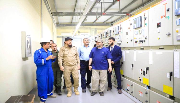محافظ العاصمة عدن ووزير الكهرباء يتفقدان محطات الكهرباء  بمديريتي البريقة والمنصورة