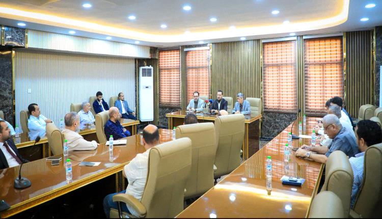 محافظ العاصمة عدن يناقش مع رئيس الغرفة التجارية ورجال الأعمال سبل دعم النازحين وتأمين احتياجات السوق المحلية