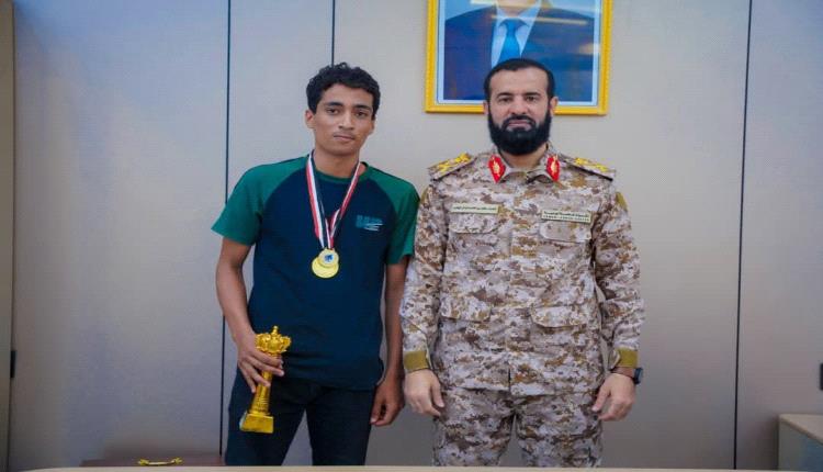 محافظ أبين يكرّم بطل الجمهورية في الشطرنج للفئات السنية اللاعب علي سنان