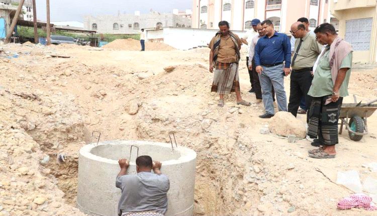 وكيل حضرموت للشؤون الفنية يتفقد سير العمل في مشروع مجاري بويش المرحلة الأولى