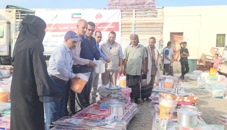 سلطة لحج تسيّر قافلة إغاثية طارئة للنازحين في رأس العارة وخور عميرة وتتفقد الوضع الصحي بالمنطقة ..