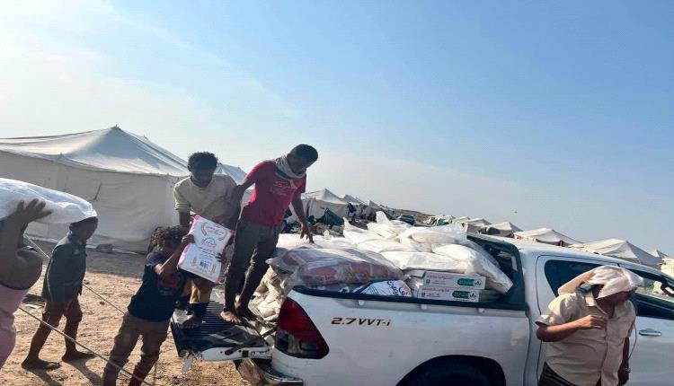 تنفيذًا لتوجيهات محافظ عدن.. الشؤون الاجتماعية توزع سلالًا غذائية على نازحي مخيم رأس عمران