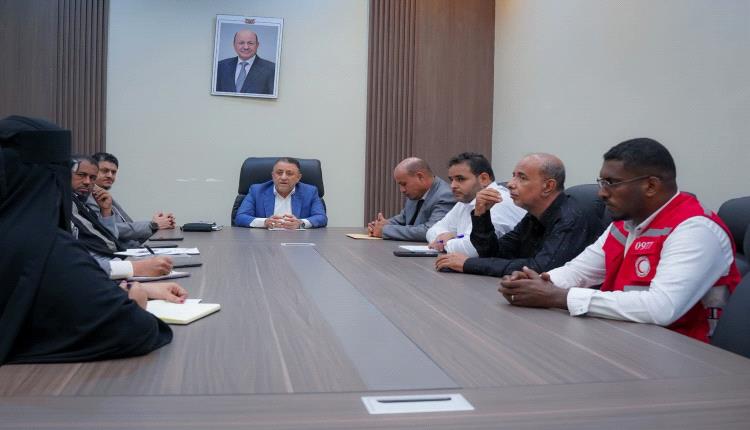 أمين محلي أبين يرأس اجتماعًا رسميًا يناقش الاستعدادات الطارئة لاستقبال النازحين القادمين من مناطق الصراع