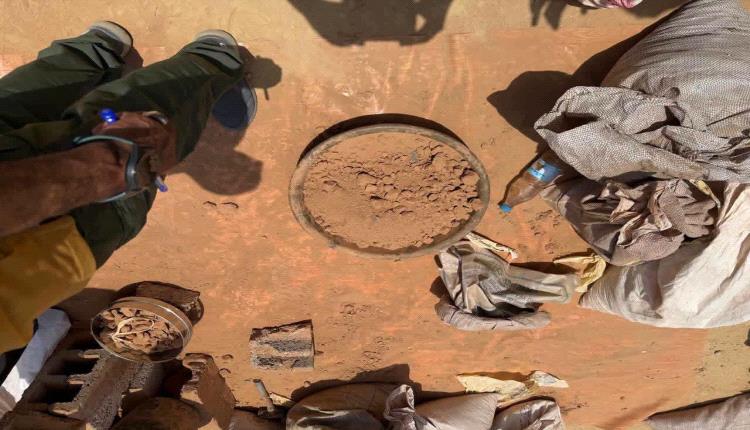 إدارة البحث الجنائي بأمن وشرطة ساحل حضرموت تضبط معملاً لتعدين الأحجار الحاملة لمعدن الذهب وكميات من المازوت