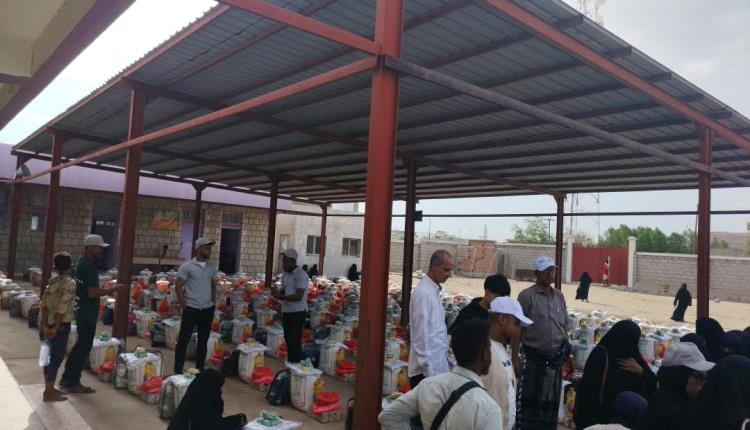 بحضور اعضاء لجنة خلية الطوارئ بالمحافظة ... 
"صناع الخير" توزع 200 سلة غذائية طارئة للنازحين في مخيم المشقافة بتبن لحج