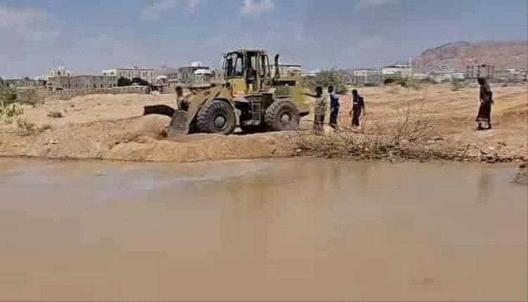بتوجيهات المحافظ بن الوزير.. صندوق النظافة والتحسين ينفذ أعمال ردم الحفر وتجمعات مياه الأمطار في عتق