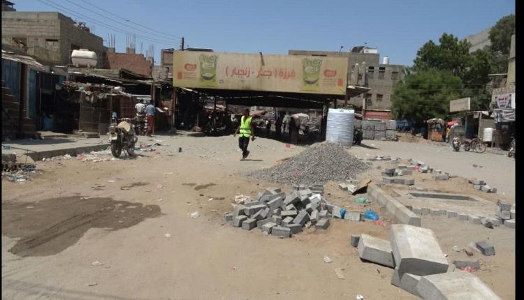 بوتيرة عالية.. تواصل أعمال رصف فرزة جعار بدعم وإشراف مباشر من السلطة المحلية بخنفر