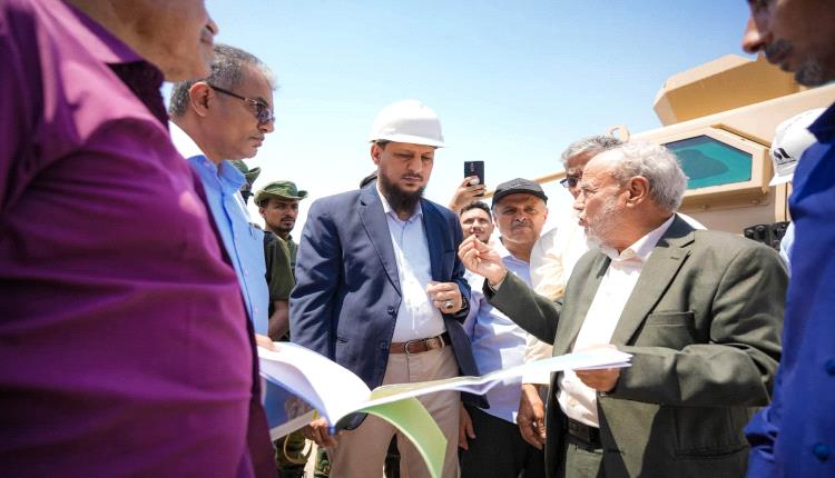 المحافظ شيخ يتفقد أعمال تعزيز السلامة المرورية في طريق المطار ويوجه بمعالجة الصخور الآيلة للسقوط بطريق العقبة